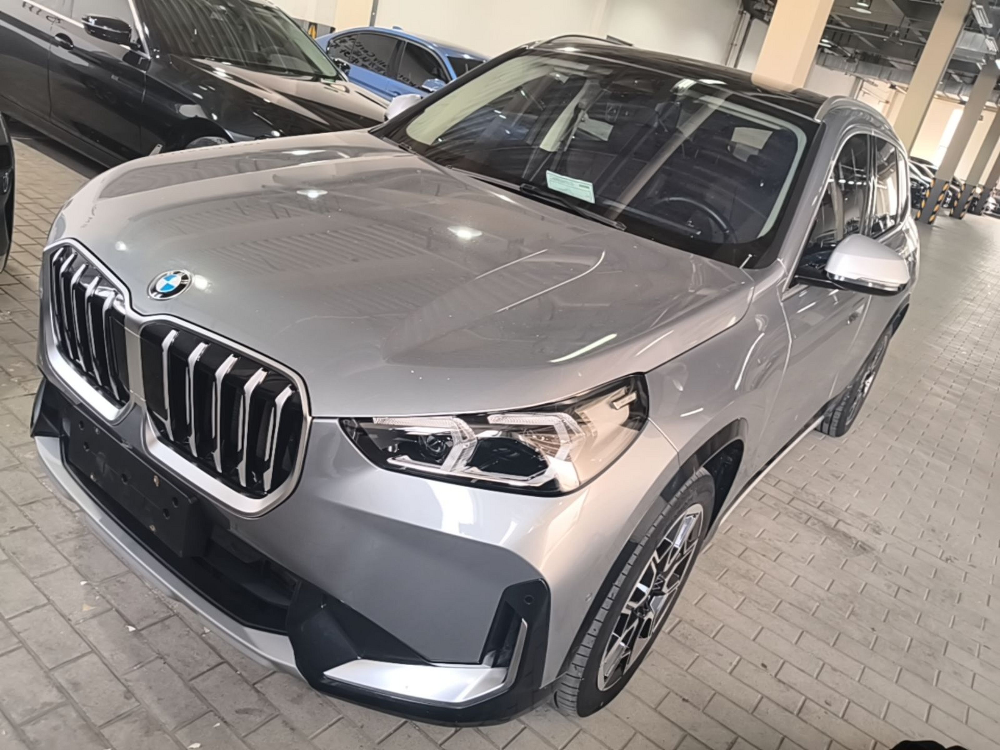 Unter der Vorderseite des Autos