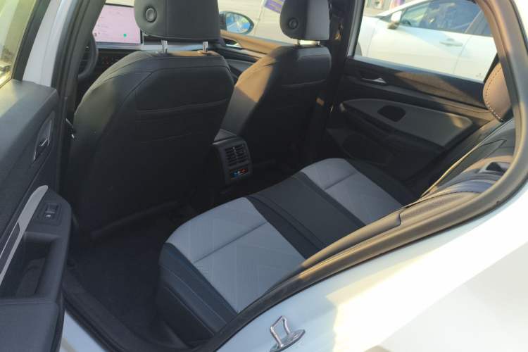 Used Volkswagen Golf 2025 300TSI R-Line
