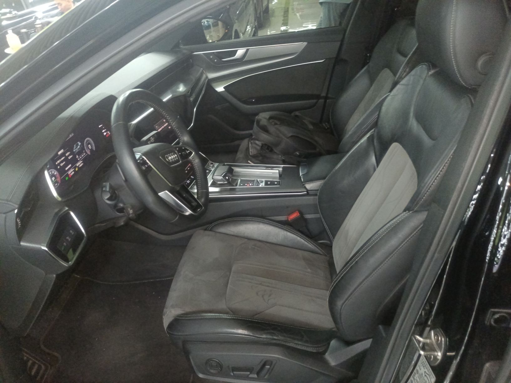 Переднее сиденье в автомобиле