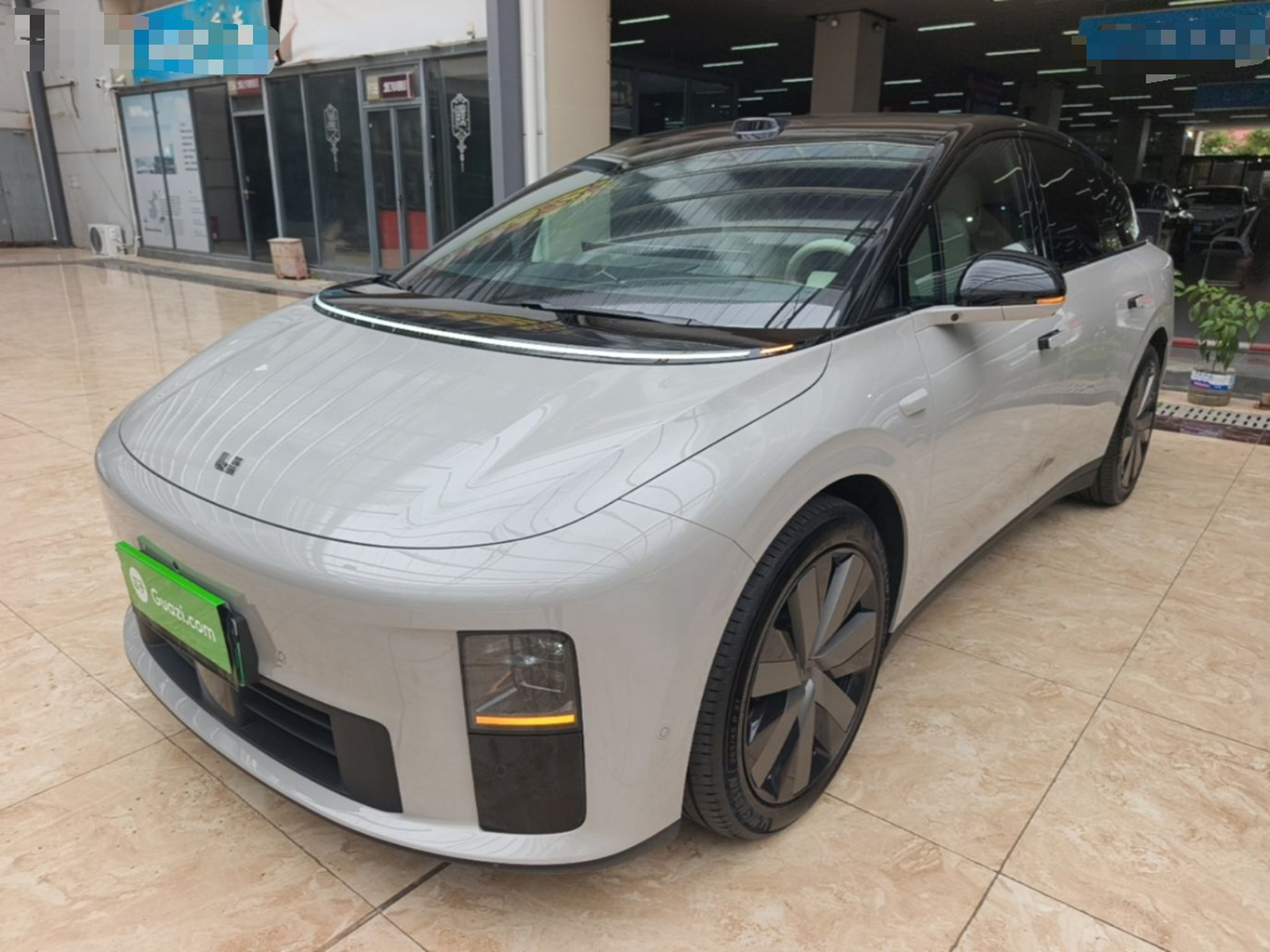 Unter der Vorderseite des Autos