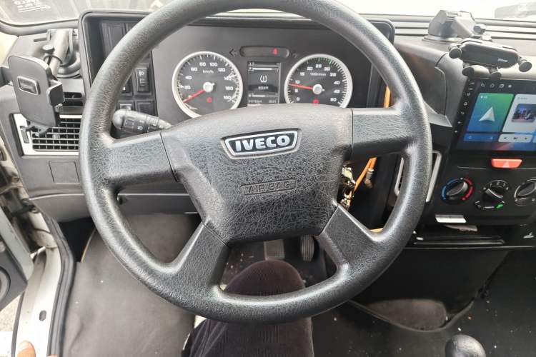 Used Iveco Daily 2021 2.5T A35 M1 Passenger Van 5-9 Seater Short Wheelbase Mid-Roof Design Dual Tires Manual Doors