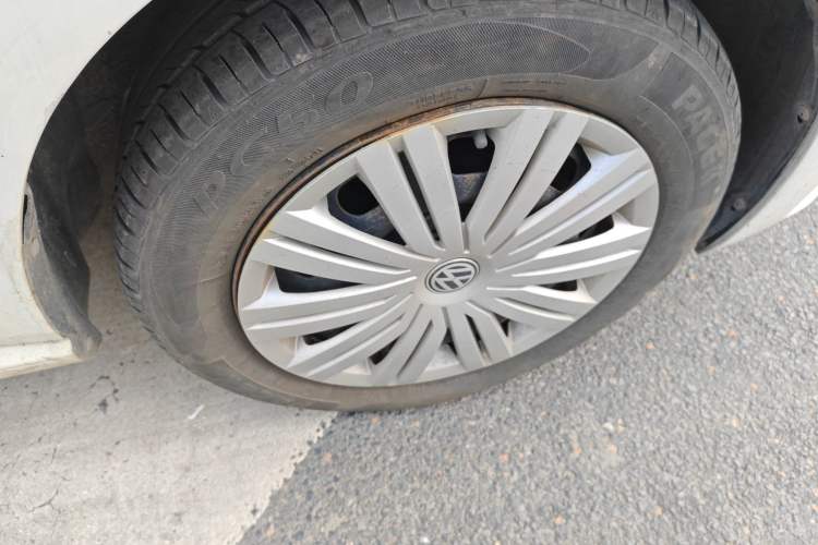 Used Volkswagen Polo 2016 1.6L Automatic Comfort Model Right Front Wheel Hub