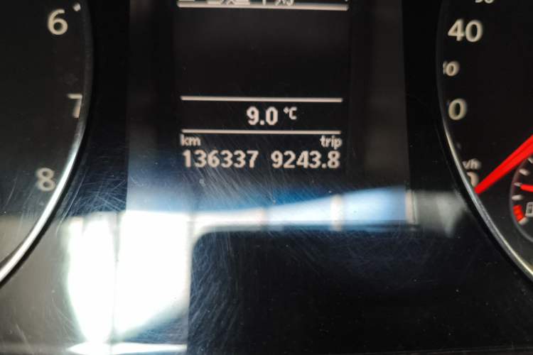 Used Volkswagen Magotan 2013 2.0 TSI Prestige Model Odometer Close Up