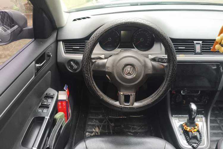 Used Volkswagen Bora 2014 1.6L Automatic Fashion Model Steering Wheel