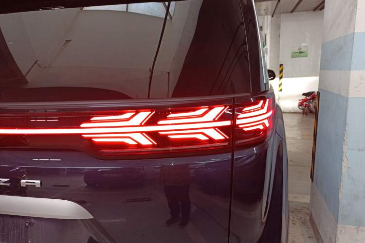 Used Denza D9 2022 EV 600 Four-Wheel Drive Prestige Model
