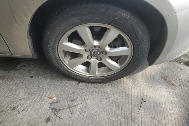 Used Volvo S60 2011 2.0T ZhiShang Version Right Front Wheel Hub