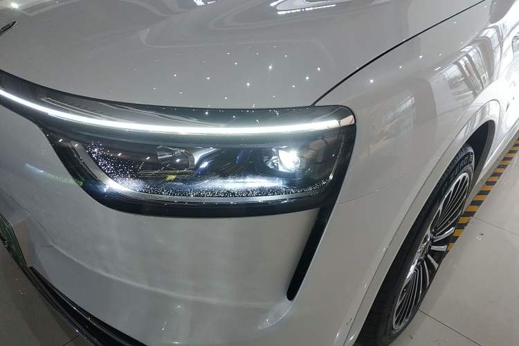 Used Hima AITO M8 2025 Extended-Range Ultra Version 53.4 kWh 6-Seater Edition Left Front Headlight