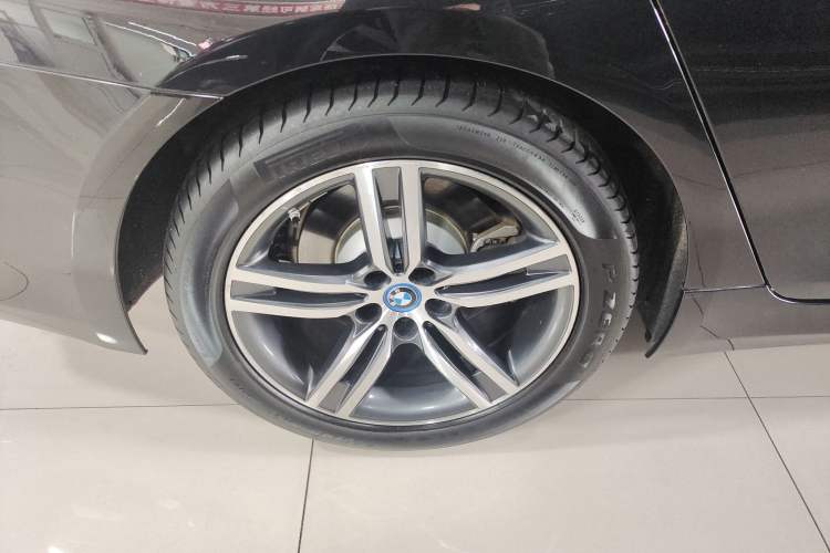 Used BMW 5 Series New Energy 2022 Updated Version 535Le Luxury Package Right Rear Wheel Hub