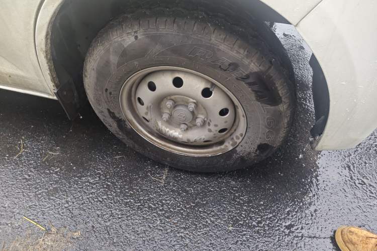 Used CHANGAN KAICHENG Ruixing EM60 2025 Passenger Version Comfort Edition 6 Seats 300 km Range Side-Hinged Doors Right Front Wheel Hub