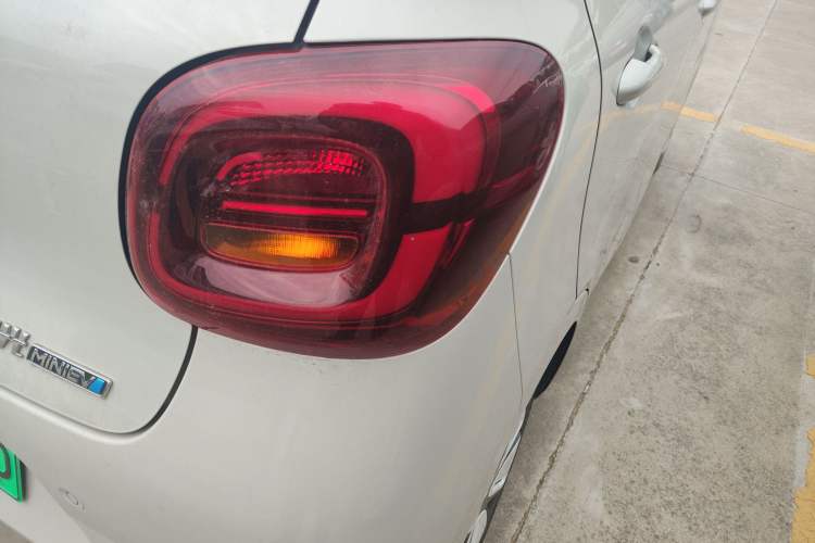 Used Wuling Hongguang MINIEV 2025 Four-Door Version Advanced Edition Right Rear Taillight