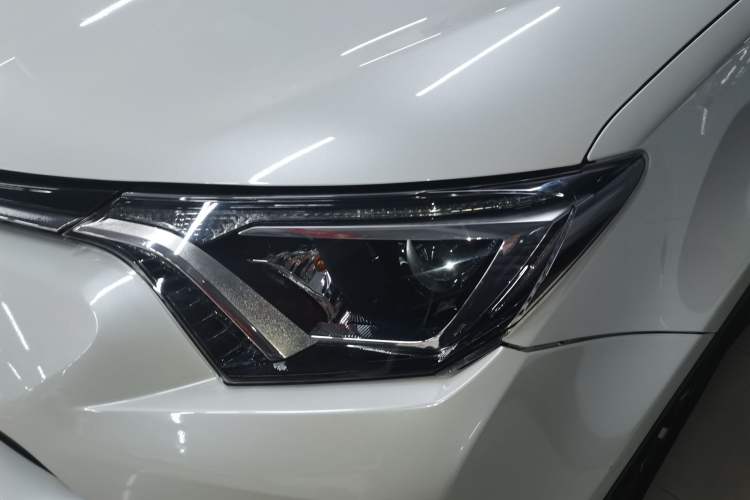 Used Toyota RAV4 2016 2.0L CVT Two-Wheel Drive Fashion Edition China V Standard Left Front Headlight
