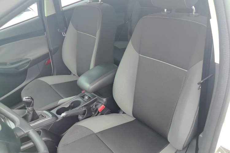 Used Ford Focus 2015 Hatchback 1.6L Manual Fashion Edition
