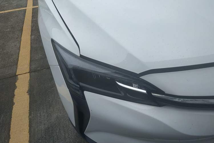 Used Buick Velite 6 2023 Revised Version 430 km Range – Commuter Edition Right Front Headlight