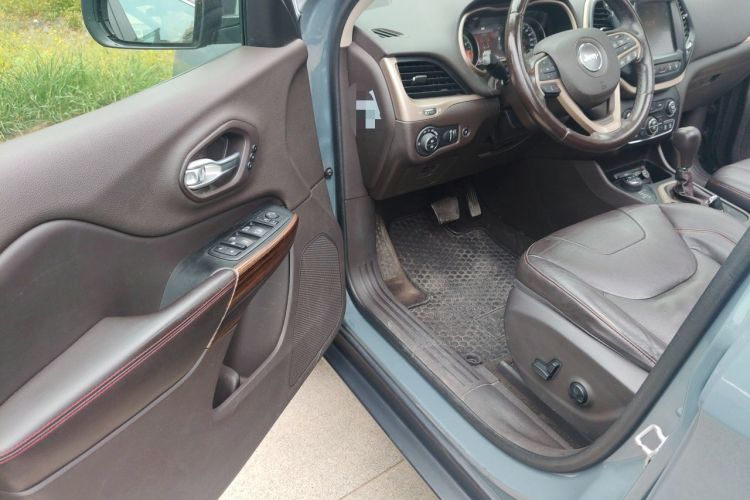 Used Jeep Cherokee 2014 3.2L High-Performance Version