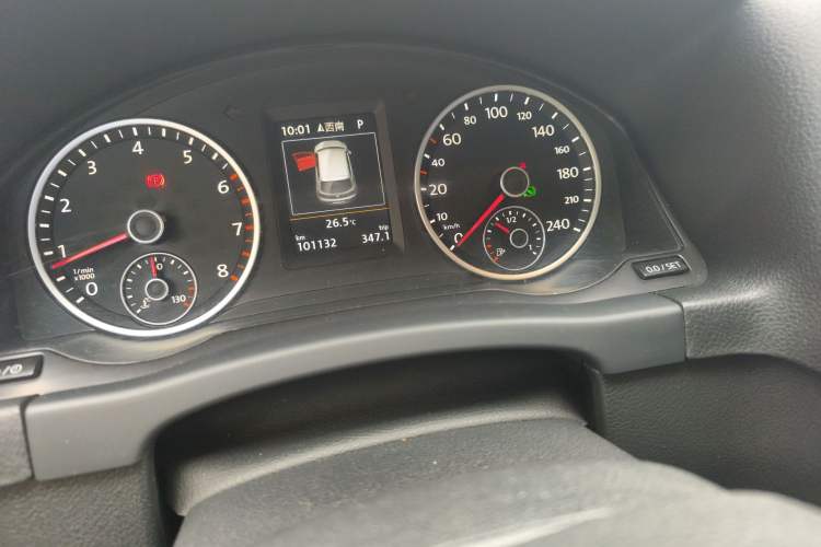 Used Volkswagen Tiguan 2015 1.8TSI Automatic All-Wheel-Drive Luxury Model Odometer Close Up