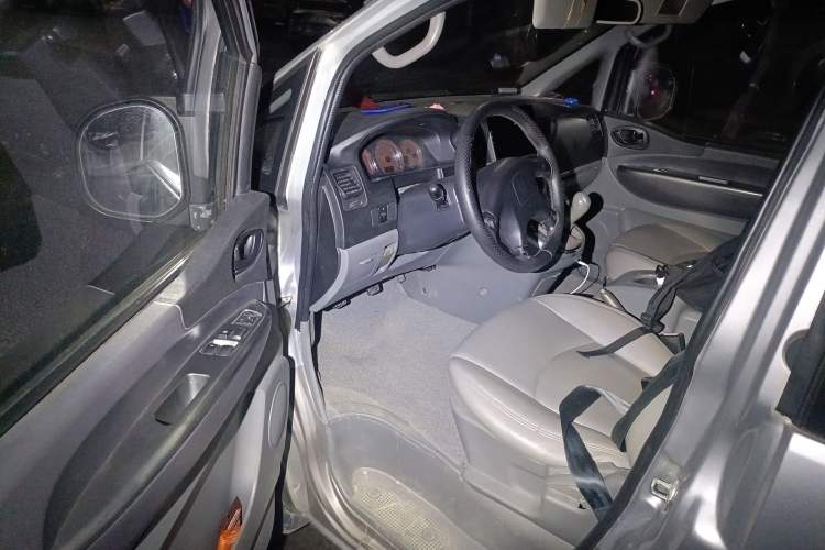 Used FORTHING Lingzhi 2013 M5 Q3 2.0L 7-seat Long-Wheelbase Comfort Model
