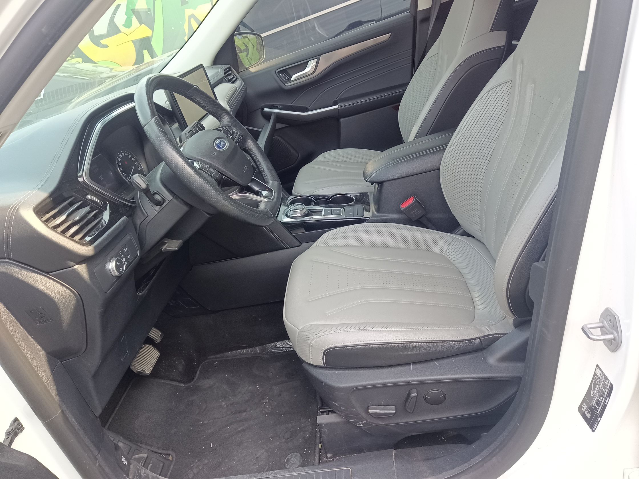 المقاعد الأمامية داخل السيارة