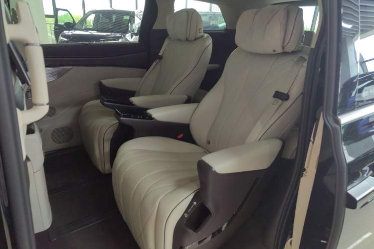 Used Denza D9 2024 DM-i 980 Four-Wheel Drive Flagship Model Left Rear Seat