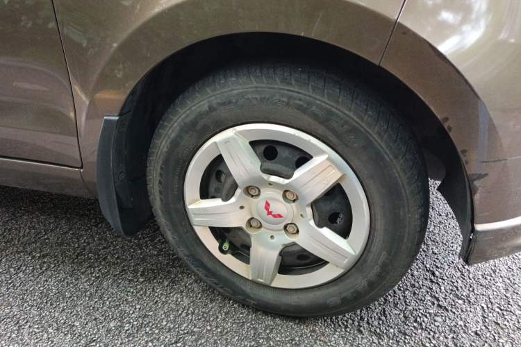 Used Wuling Hongguang 2016 1.5L S Comfort Version Right Front Wheel Hub