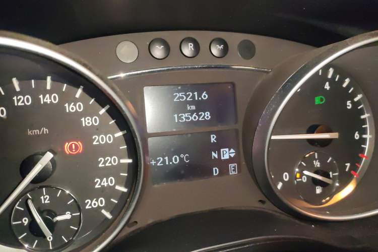 Used Mercedes-Benz R-Class 2017 R 320 4MATIC Business Edition Prestige Model Odometer Close Up