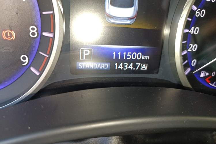 Used Infiniti Q50 2014 3.7L Comfort Edition Odometer Close Up