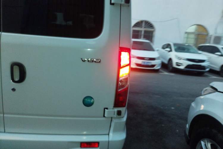 Used SAIC MAXUS Xintu V80 2023 2.0T Manual Classic Aoyuntong Short Wheelbase Mid-Roof 5/6-Seater