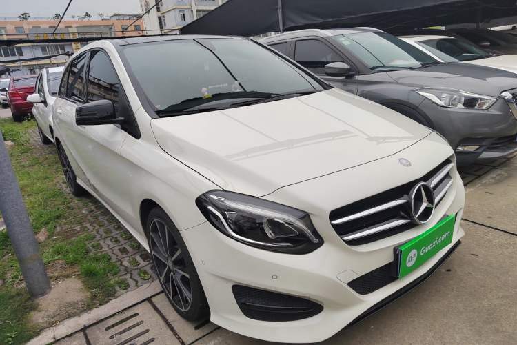 Used Mercedes-Benz B-Class 2015 B 200 Luxury Model Front Right 45 Deg