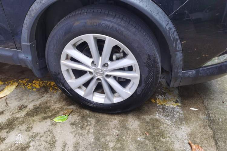 Used Nissan Qashqai 2016 2.0L CVT Elite Edition Right Front Wheel Hub