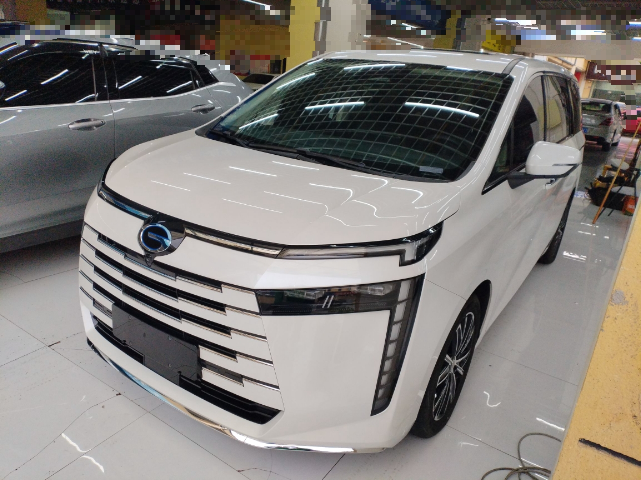 Под передней частью автомобиля