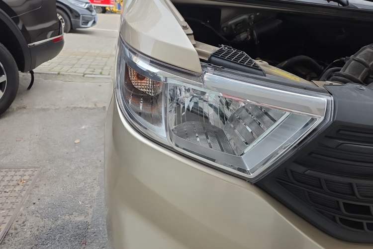 Used Wuling Hongguang V 2022 1.5L Jingqu Edition Electric-Assist LAR Right Front Headlight
