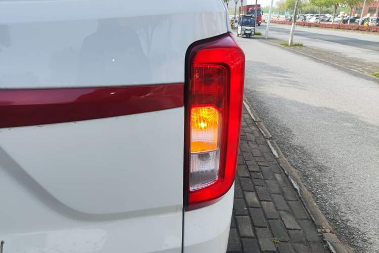 Used Dongfeng Fengon 380 2022 1.5L Standard Edition 7-Seater Passenger Vehicle Right Rear Taillight