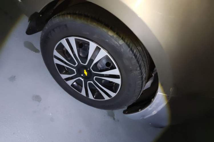 Used Chevrolet Sail 2010 Sedan 1.4L Manual Ideal Edition Right Front Wheel Hub