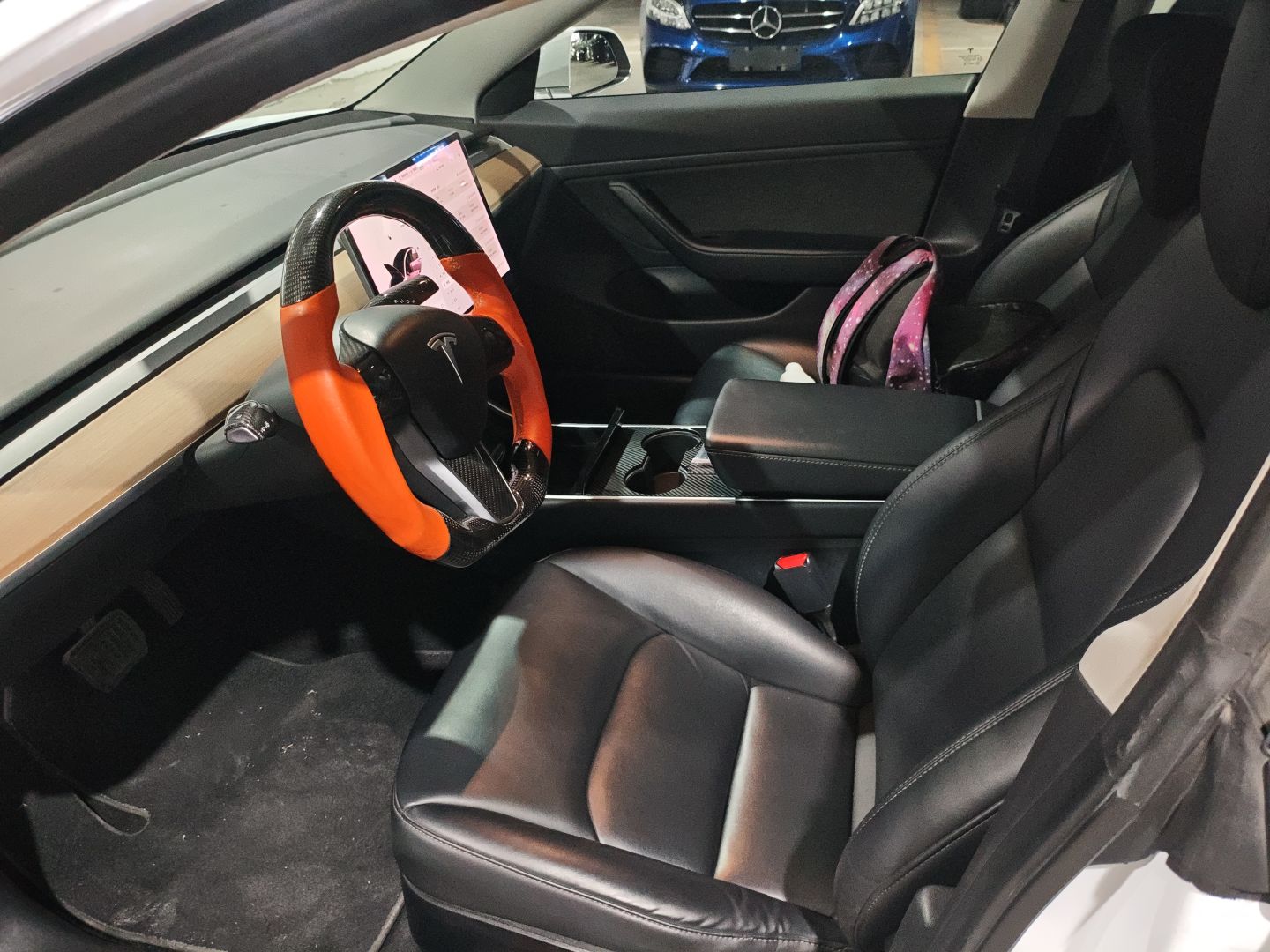 المقاعد الأمامية داخل السيارة