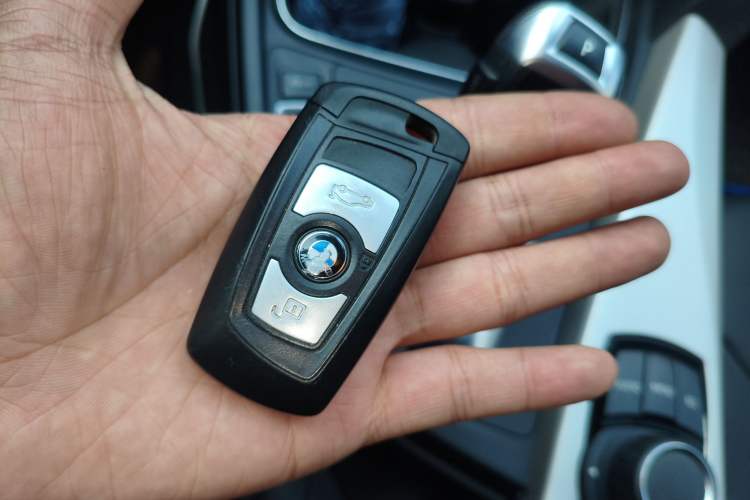 Used BMW 3 Series 2015 320i Luxury Line Stylish Edition