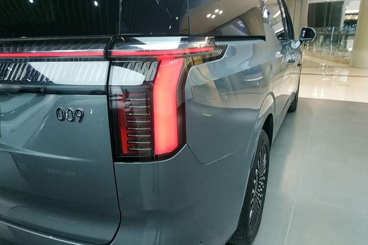 Used Zeekr 009 2024 Six-Seat Executive Version 4WD 108 kWh