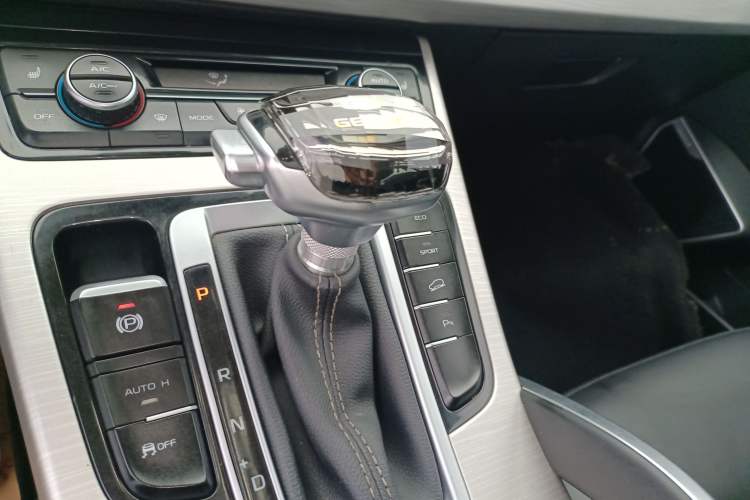 Used Geely Auto Emgrand X7 Sport 2018 1.8TD Automatic Two-Wheel Drive Smart 4G Connected Version Gear Lever