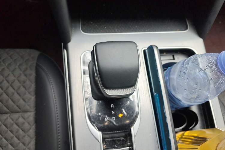 Used Hongqi HS7 2024 2.0T Automatic Two-Wheel Drive Flagship Edition Five Seats Gear Lever