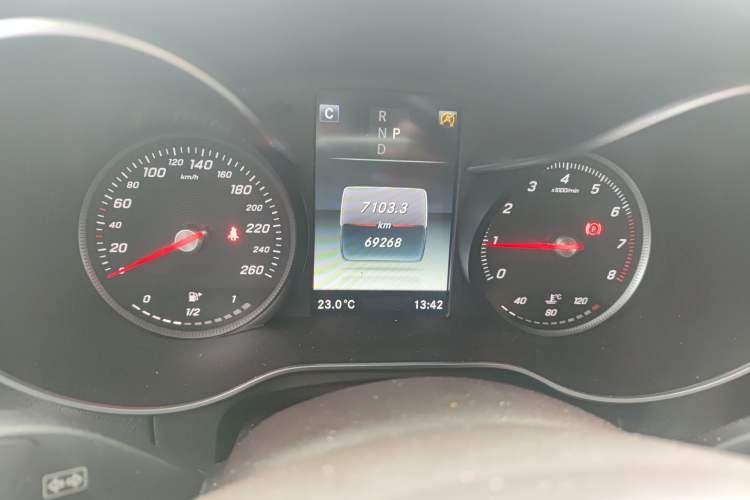 Used Mercedes-Benz GLC 2017 GLC 260 4MATIC Luxury Model Odometer Close Up