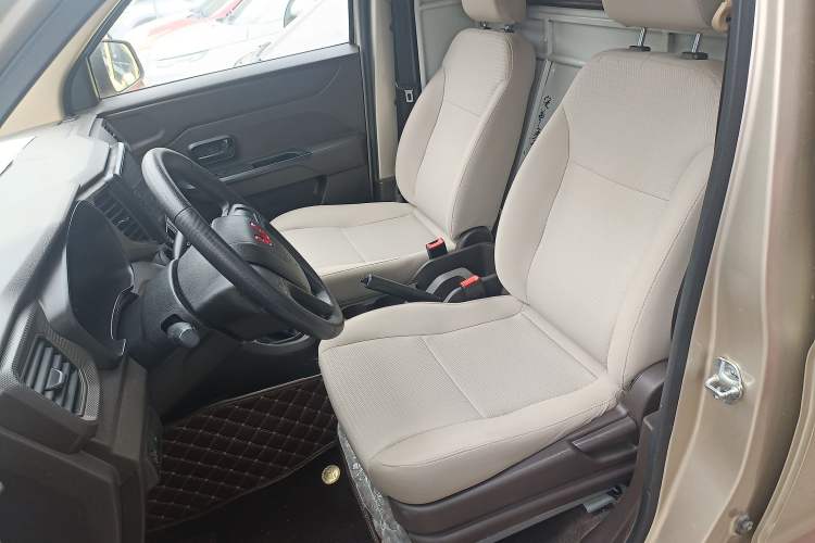 Used Wuling Hongguang V 2022 1.5L Jingqu Edition Enclosed-Window Vehicle with Hydraulic Power Steering LAR