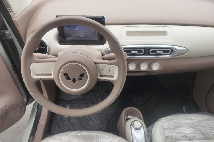 Used Wuling Hongguang MINIEV 2025 Four-Door Version Advanced Edition Center Console