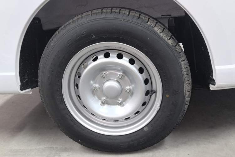 Used Wuling Yangguang 2024 300KM Comfort Version Passenger Van 75kW