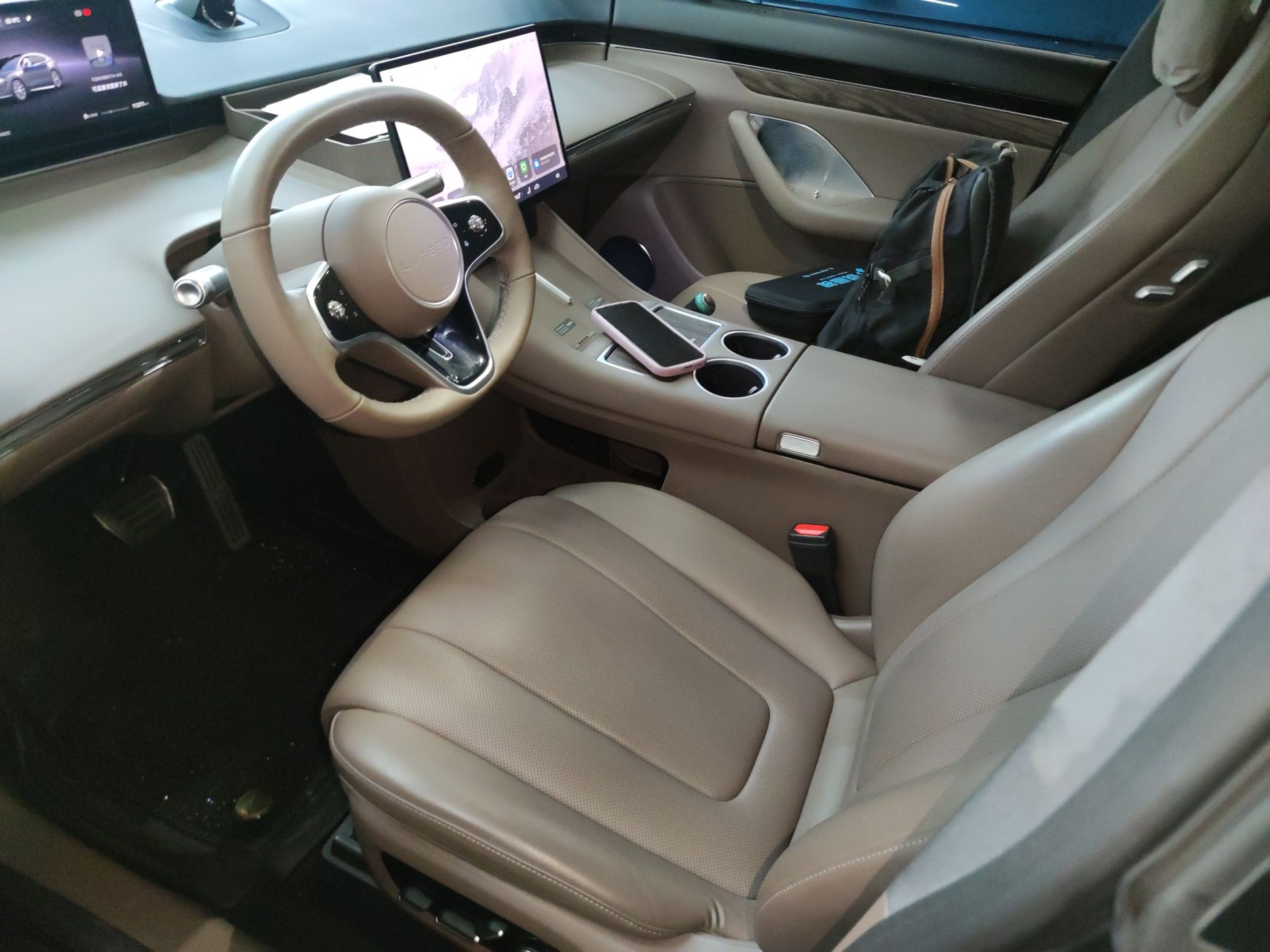 المقاعد الأمامية داخل السيارة