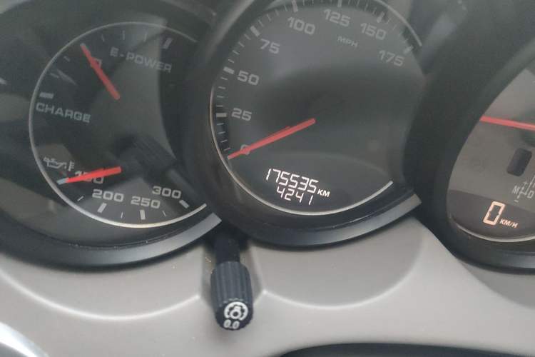 Used Porsche Cayenne 2011 Cayenne 3.0T Odometer Close Up