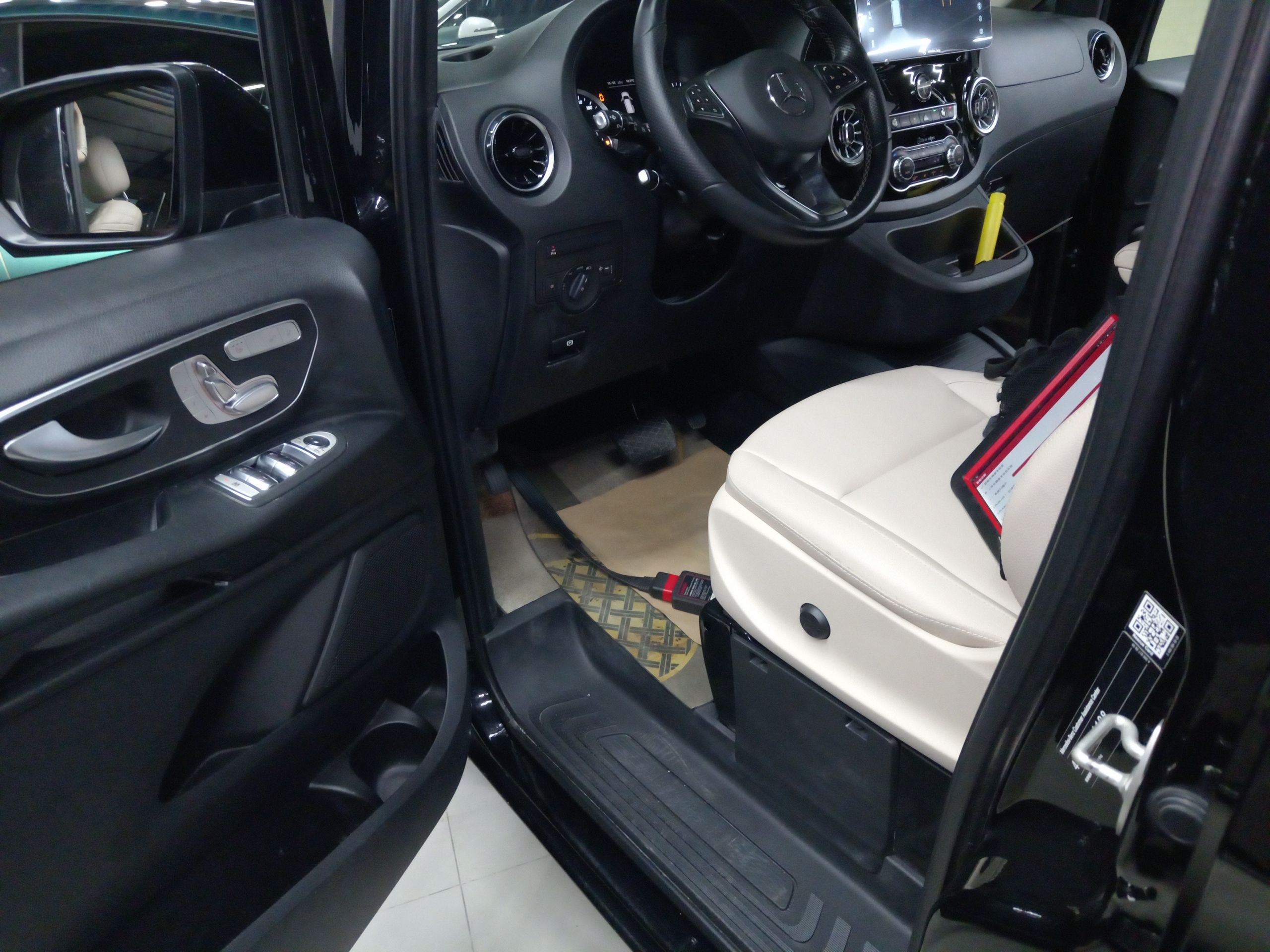 المقاعد الأمامية داخل السيارة