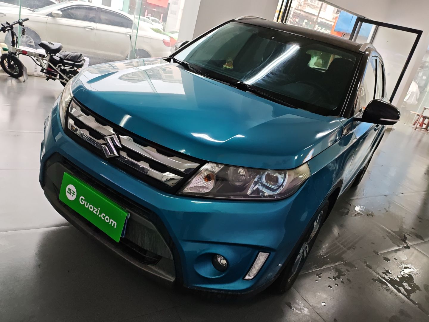 تحت مقدمة السيارة