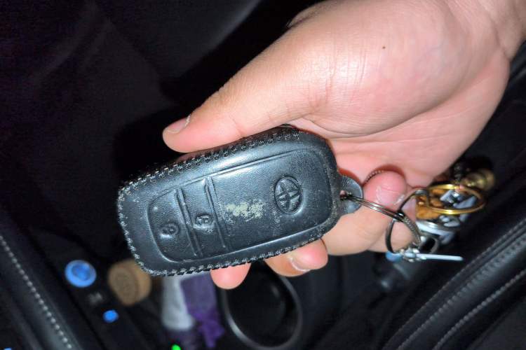 Used Toyota RAV4 2019 2.0L CVT Two-Wheel Drive Fashion X Limited Edition China VI Standard Vehicle Key