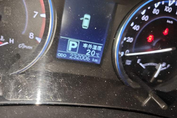 Used Toyota Highlander 2015 2.0T Two-Wheel Drive Luxury Edition 7 Seats Odometer Close Up