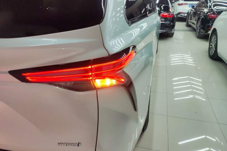 Used Toyota Sienna 2021 2.5L Hybrid Platinum Edition