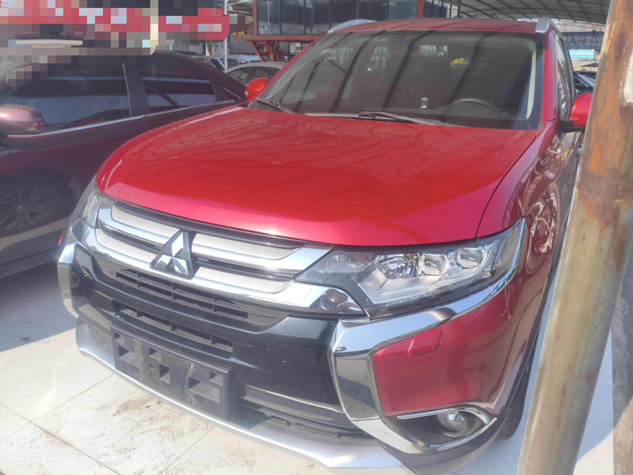 تحت مقدمة السيارة