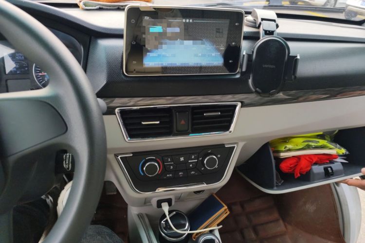 Used Jinbei New Hiace X30L 2024 Wealth Edition Van 2/5 Seats Front-Mounted Air Conditioning Audio And AC Panel